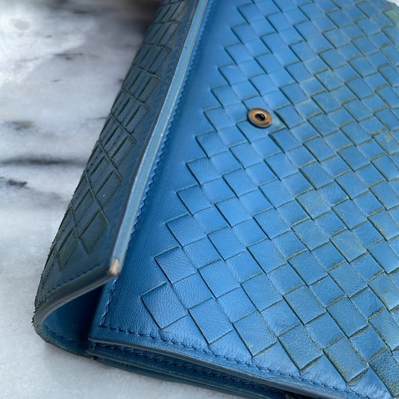 Blue Bottega Veneta woven leather long snap wallet w/ zipper pouch, casual vibe - Picture 13 of 16